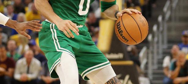 九游-包含塔图姆重返赛场，夺冠首场状态出色，巴黎圣日耳曼观众沸腾！观众掌声雷动的词条